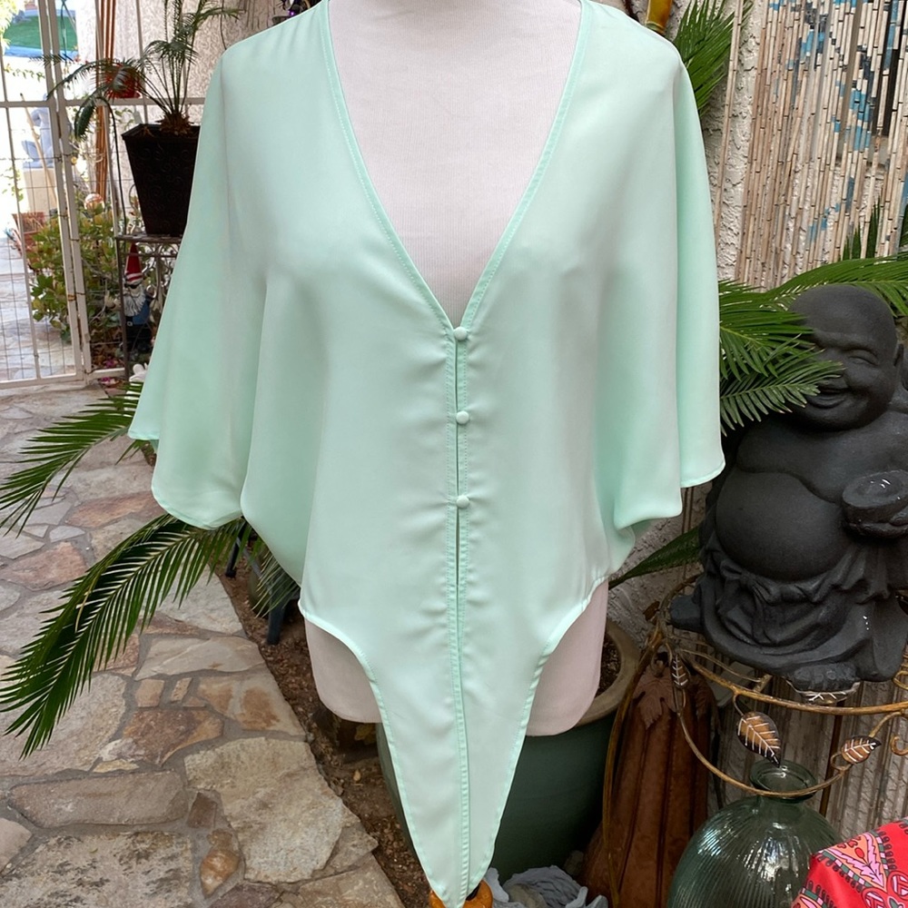 💚💚MINT GREEN V-NECK BAT SLEEVE TIE FRONT CROP TOP💚💚